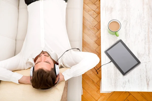 Young man listening to music — Stock Photo, Image